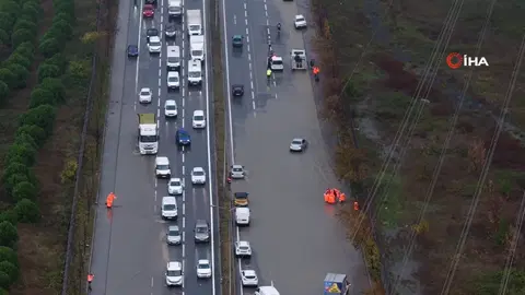 Mahmutbey-Habipler yolunda su baskını: Adeta trafik durdu