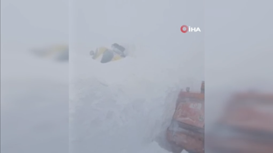 İŞ MAKİNELERİNİN ÜZERİNE ÇIĞ DÜŞTÜ 