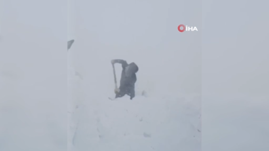 Kar temizliği yapan ekiplerin üzerine çığ düştü. Kurtarmaya gidenler da mahsur kaldı 2