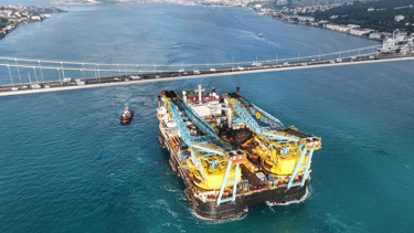Dev vinç gemisi İstanbul Boğazı'ndan geçti