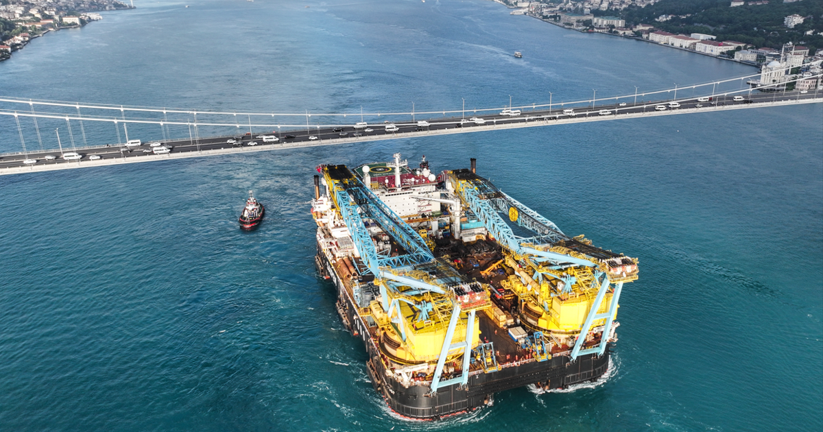 Dev vinç gemisi İstanbul Boğazı'ndan geçti