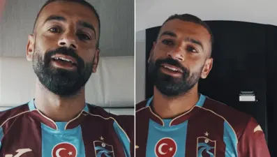 Mohamed Salah İstanbul'da. Trabzonspor formasını giydi, taraftara "üçlü" çektirdi