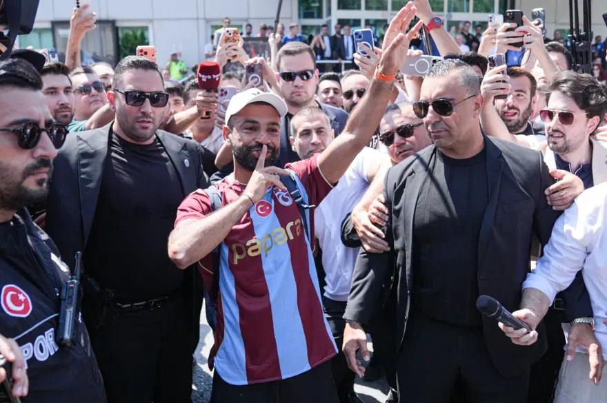 Mohamed Salah İstanbul'da. Trabzonspor formasını giydi, taraftara "üçlü" çektirdi 
