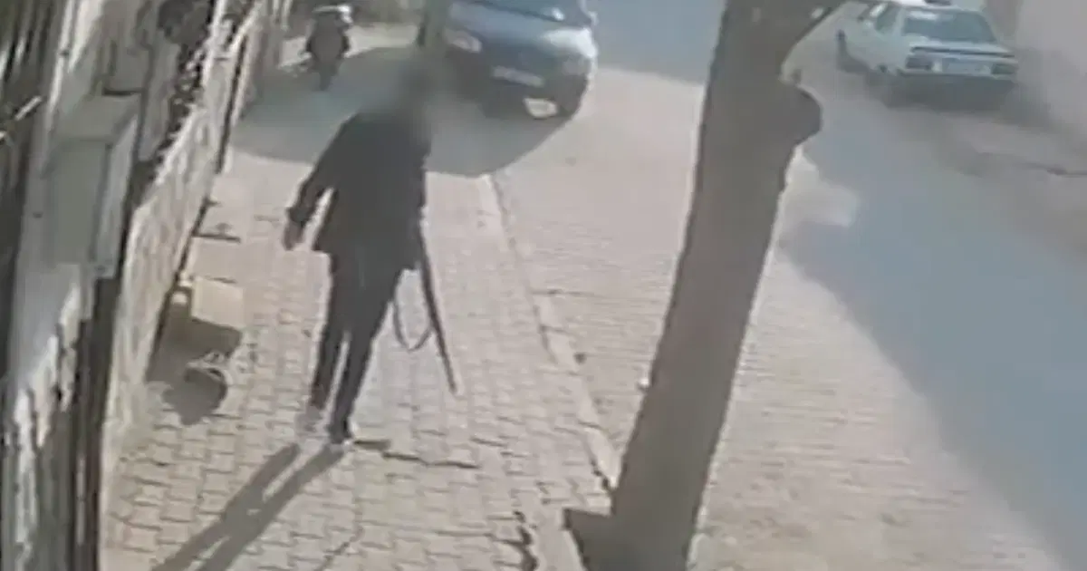 Manisa Turgutlu'da lise önünde silahlı saldırı. Kaçan saldırgan böyle görüntülendi