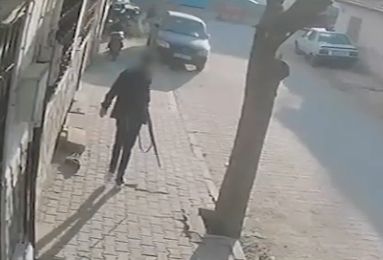 Turgutlu'da lise önünde silahlı saldırı. Kaçan saldırgan böyle görüntülendi, yeni görüntüler çıktı