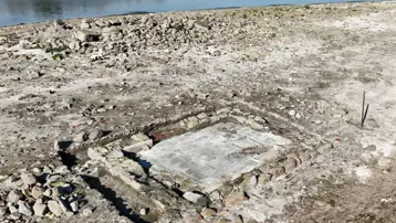 Sapanca Gölü’nde su seviyesi düşünce ortaya çıktı