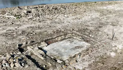 Sapanca Gölü’nde su seviyesi düşünce ortaya çıktı