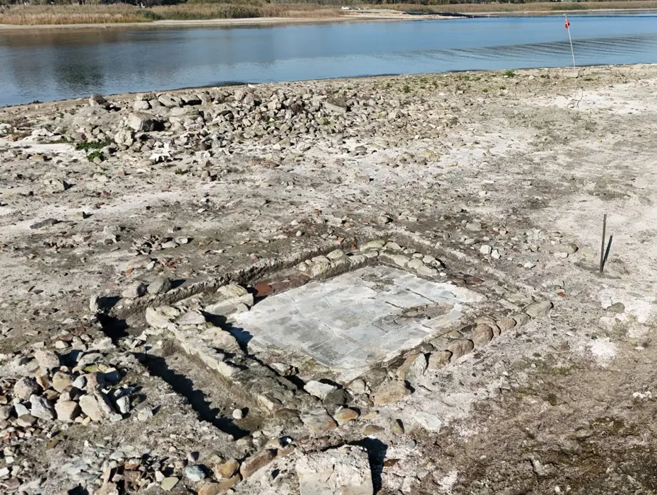 Sapanca Gölü’nde su seviyesi düşünce ortaya çıktı