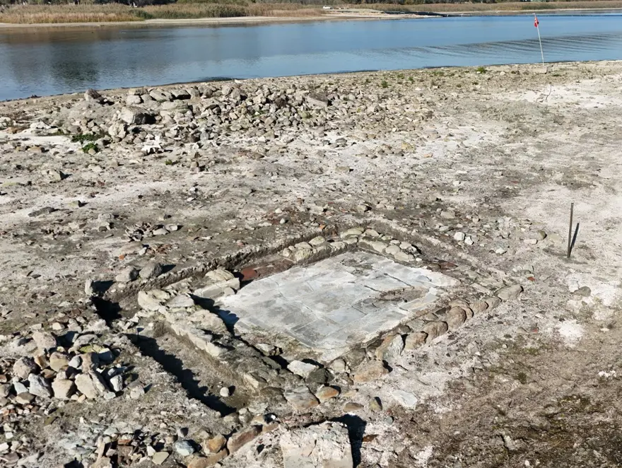 Sapanca Gölü’nde su seviyesi düşünce ortaya çıktı 