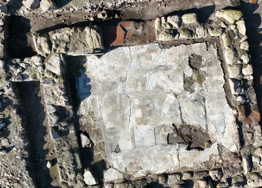 İZNİK GÖLÜ'NDEKİ BAZİLİKA İLE BENZERLİK GÖRÜLÜYOR

 1