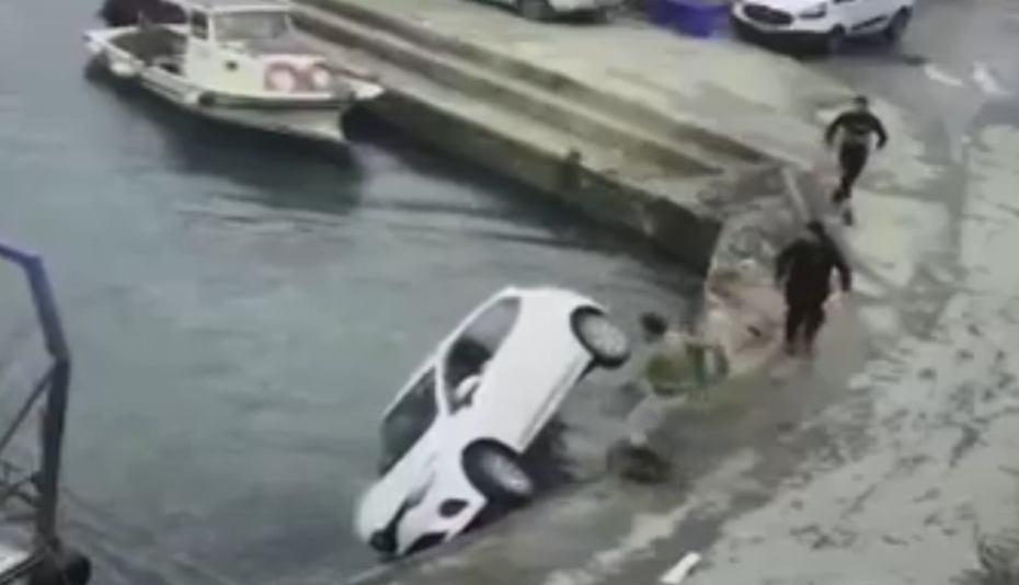 Sarıyer'de can pazarı. Otomobil denize düştü