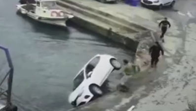 Sarıyer'de can pazarı. Otomobil denize düştü