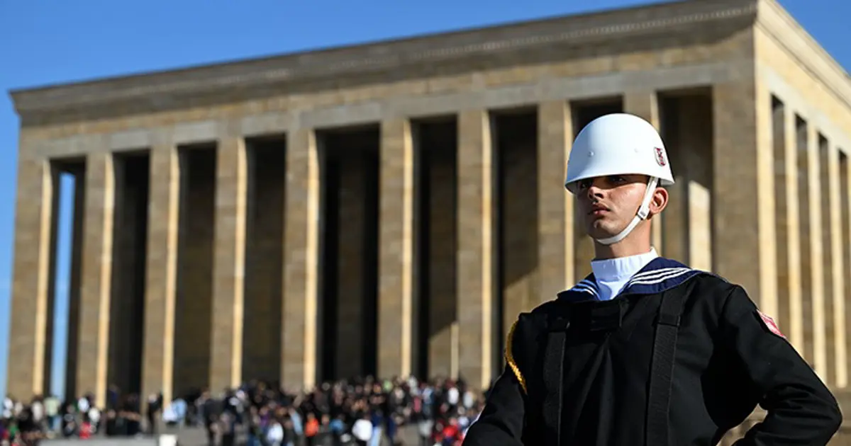 "Heykel askerler" Ata'ya saygı nöbetinde