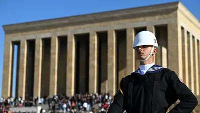 "Heykel askerler" Ata'ya saygı nöbetinde