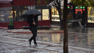 İstanbul'da iş çıkış saatine dikkat. Fırtına geliyor, Anadolu yakasında hava patlayacak