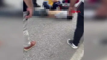 Adana'da akılalmaz ölüm: Üst geçitten düştü, minibüs çarpınca can verdi