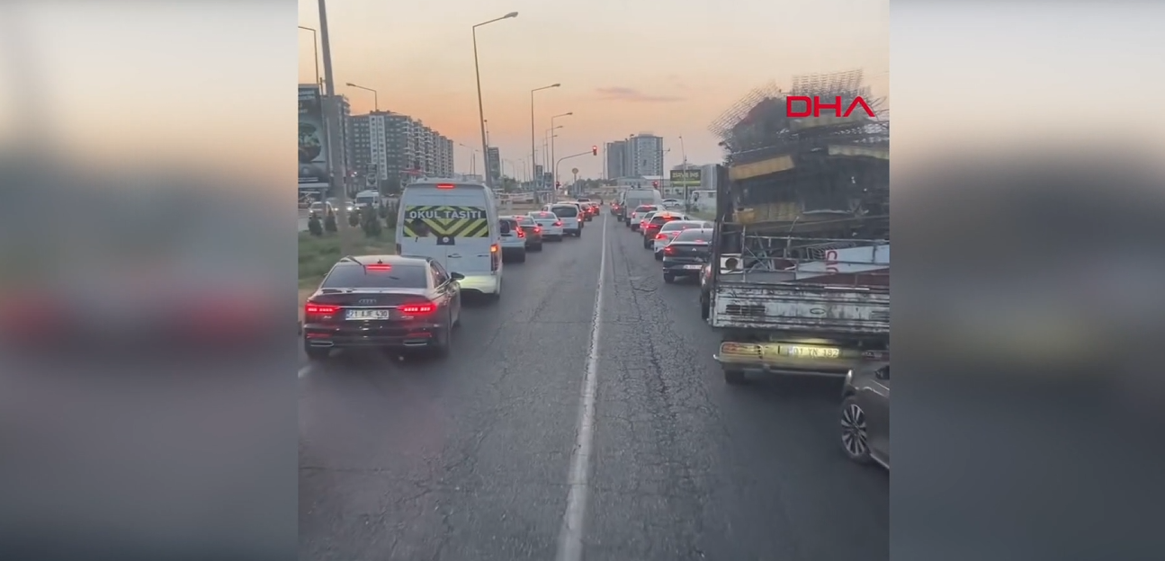 Diyarbakır’da örnek davranış: İtfaiyeye “fermuar yöntemiyle” yol verdiler