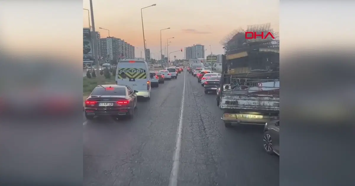Diyarbakır’da örnek davranış: İtfaiyeye “fermuar yöntemiyle” yol verdiler
