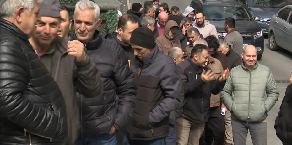 APP plaka değişiminde süre azalırken uzun kuyruklar oluştu 
