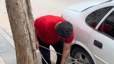 Tokat'ta vatandaşın taşkın önlemi: Aracını ağaca bağladı