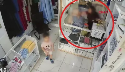 Pantolon paçası nedeniyle tartıştığı terzinin kızını darp ettiBolu'da pantolon paçasını yaptıran kadın, ücret konusunda tartıştığı terzinin kızını darbetti. O anlar, iş yerinin güvenlik kamerasına yansıdı.