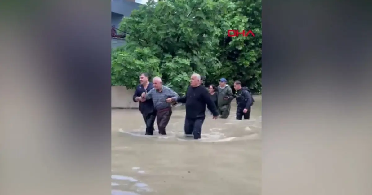 Görüntüler Hatay'dan: Asi Nehri taştı, sağanakta köprü ve yollar ile bir ev çöktü