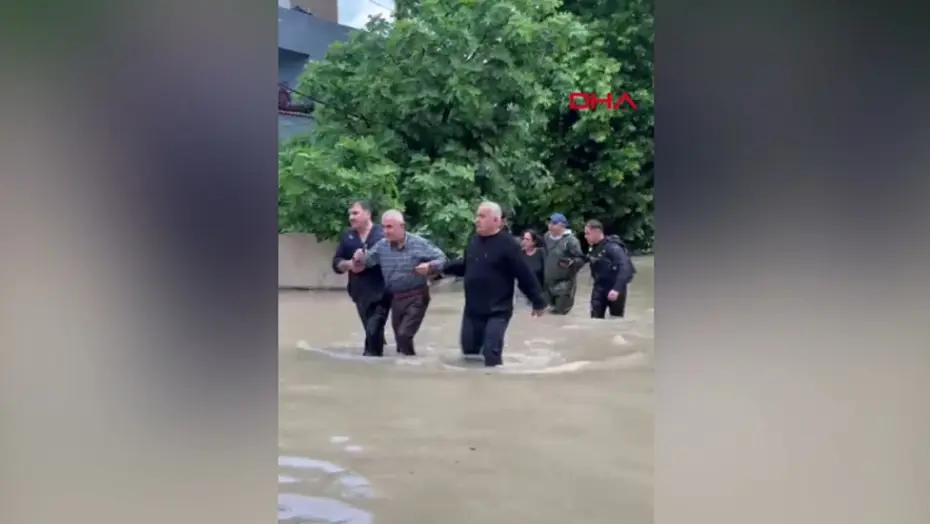 Görüntüler Hatay'dan: Asi Nehri taştı, sağanakta köprü ve yollar ile bir ev çöktü