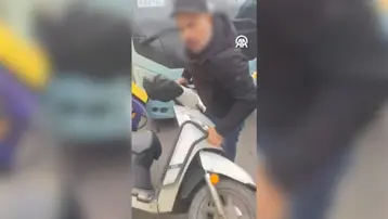 Motokuryeyle 2 minibüsçü arasında trafikte çıkan kavga kamerada