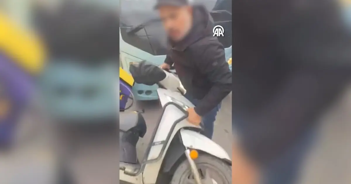 Motokuryeyle 2 minibüsçü arasında trafikte çıkan kavga kamerada