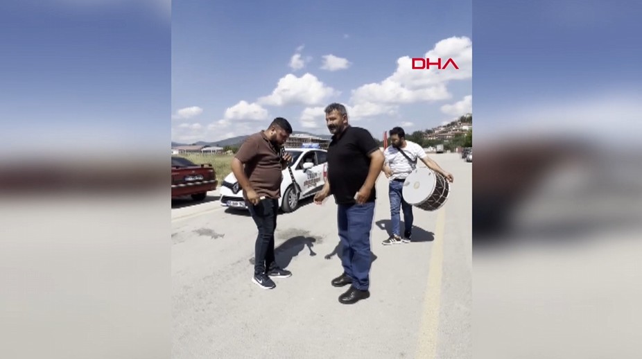 27 yıllık ehliyet hasreti davul zurnayla son buldu