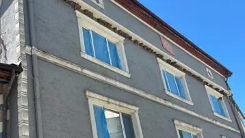 Yıllardır her yaz pencerelerini naylonla kaplıyorlar