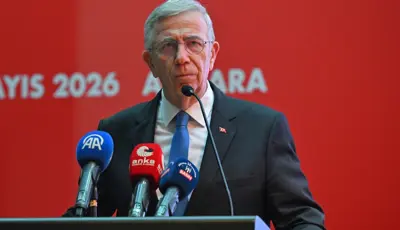 Mansur Yavaş'tan Kemal Kılıçdaroğlu'na çağrıAnkara Büyükşehir Belediye Başkanı Mansur Yavaş, CHP Genel Başkanı Kemal Kılıçdaroğlu'na "sağduyu" çağrısı yaptı. Yavaş, "Meclis çatısı altında ve kamuoyu önünde istenmeyen görüntülerin oluşmaması hepimizin ortak sorumluluğudur." ifadesini kullandı.