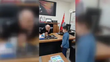 Polislerden lösemiyi yenen Ahmet'e doğum günü sürprizi
