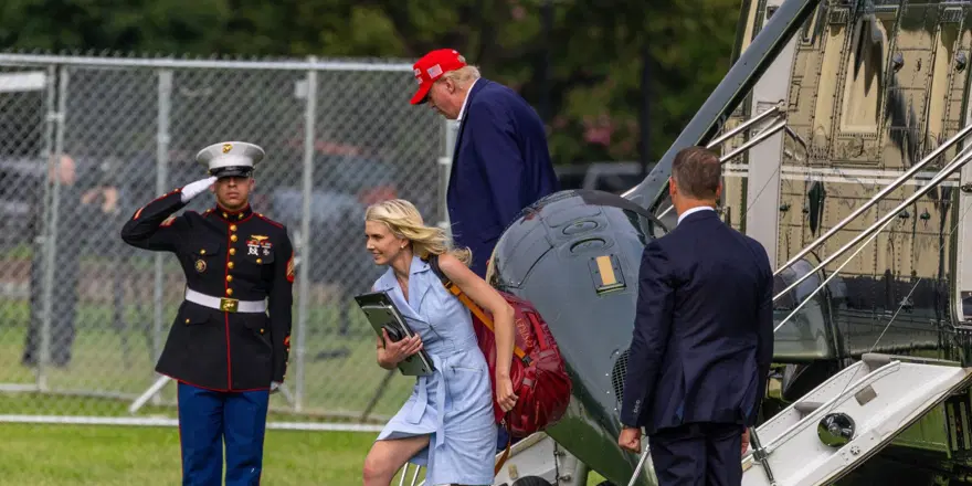 Yanından ayırmıyor. Donald Trump üç isme 45 bin dolar nakit hediye etti Yanından ayırmıyor. Donald Trump üç isme 45 bin dolar nakit hediye etti