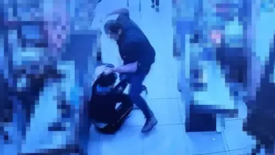  Markette "şeker dökme" diye uyarınca darbedildi