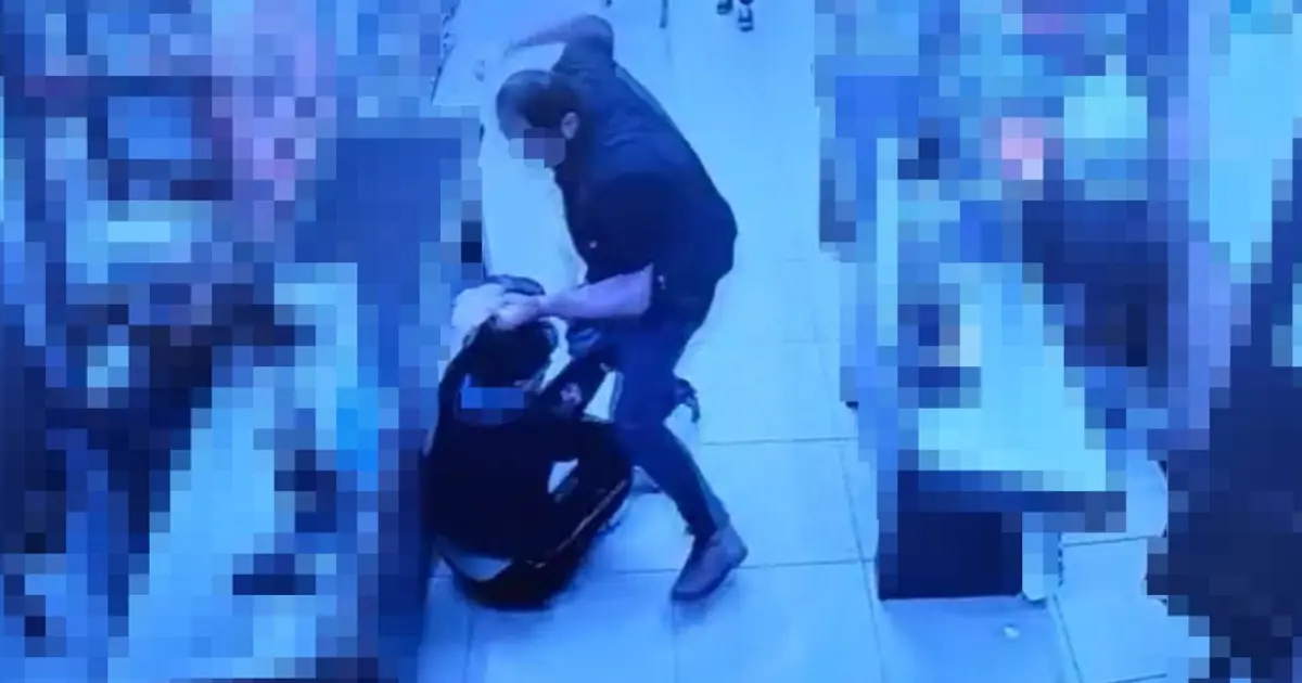 Markette "şeker dökme" diye uyarınca darbedildi