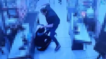 Markette "şeker dökme" diye uyarınca darbedildi