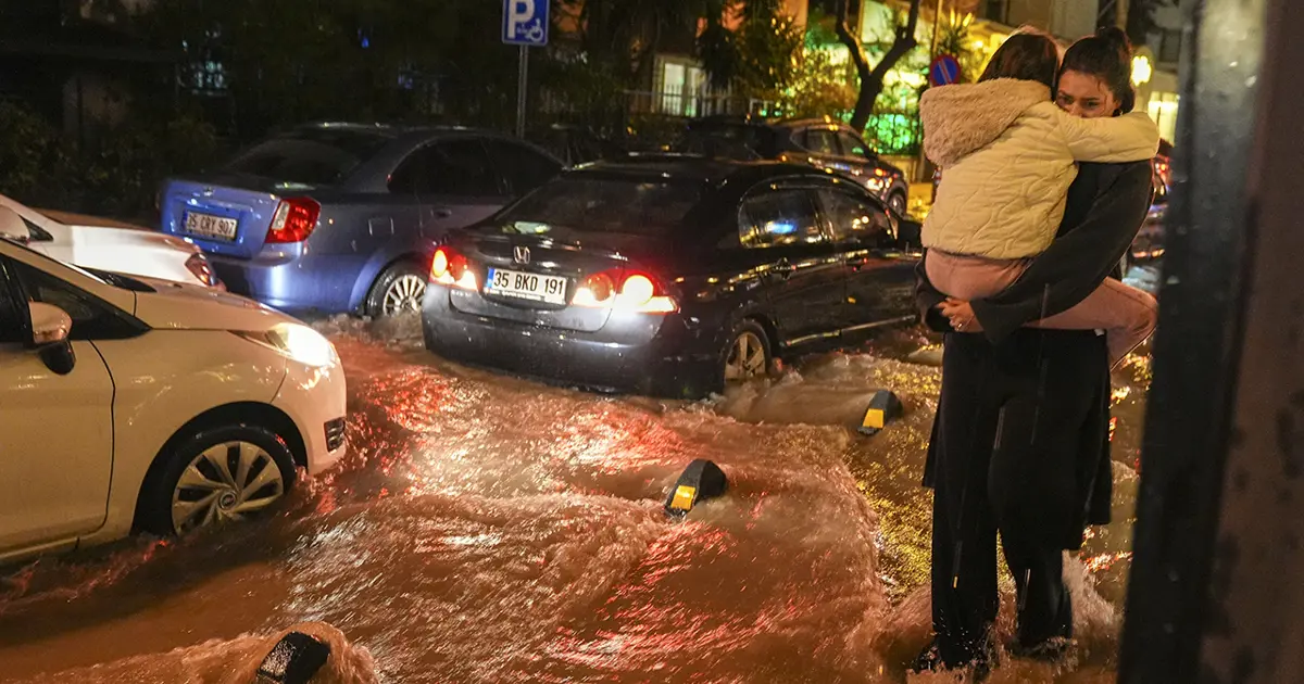 Fırtına ve çok kuvvetli yağış uyarısı. 7 ilde sel tehlikesi