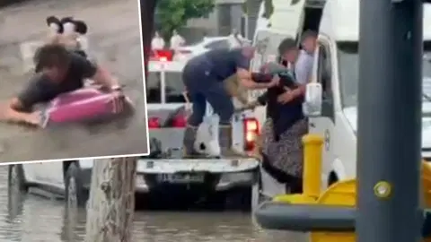 Hatay ve Muğla'da şiddetli sağanak: Turistler sel sularında yüzdü