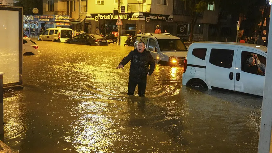 Fırtına ve çok kuvvetli yağış uyarısı. 7 ilde sel tehlikesi 1 Fırtına ve çok kuvvetli yağış uyarısı. 7 ilde sel tehlikesi 1