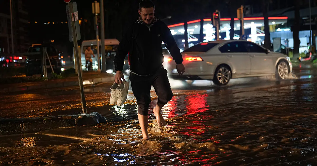 Karadeniz'e sel ve fırtına uyarısı. İstanbul'da hafta sonu yağış geri dönüyor