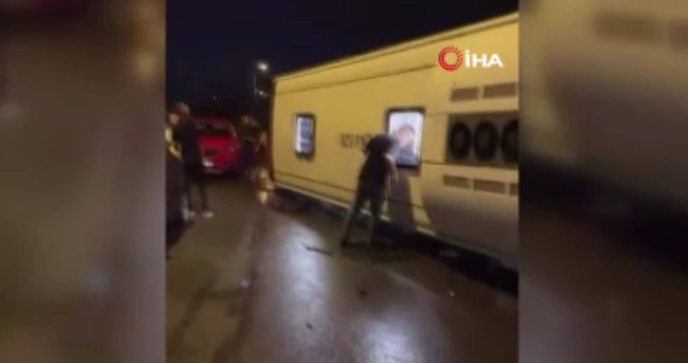 İstanbul'da havalimanı servisi devrildi: Yaralılar var