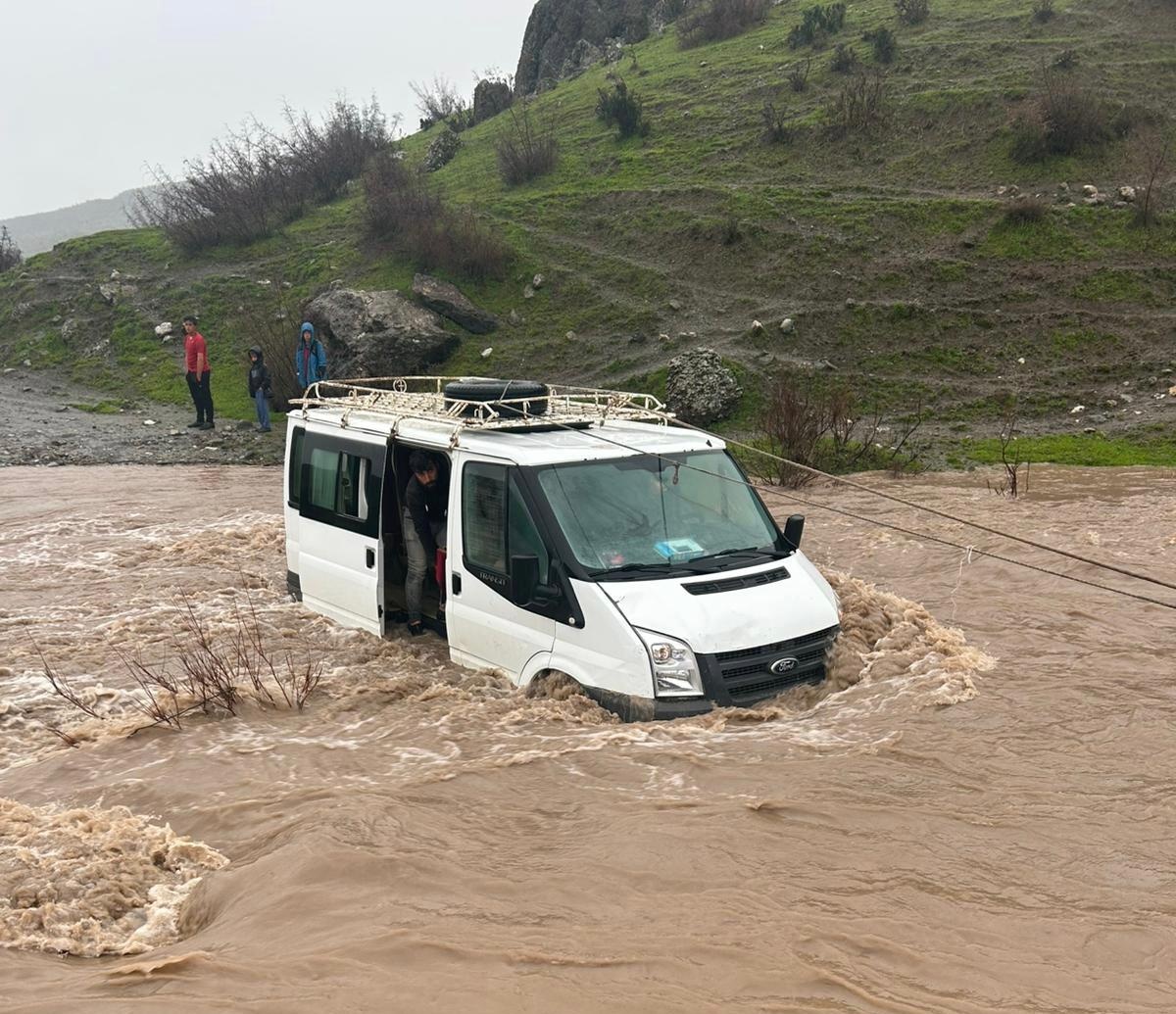 Siirt'te acı olay. Kalp krizi geçiren kadın, selde mahsur kaldığı araçta can verdi
