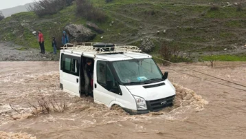 Siirt'te acı olay. Kalp krizi geçiren kadın, selde mahsur kaldığı araçta can verdi