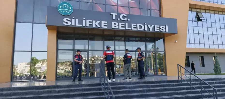 Silifke Belediyesi'ne operasyon. Belediye Başkanı  Mustafa Turgut dahil çok sayıda gözaltı var