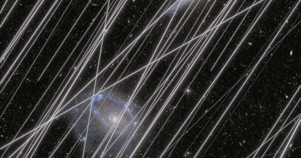 Uydu izleriyle kaplanan gökyüzü simülasyonu