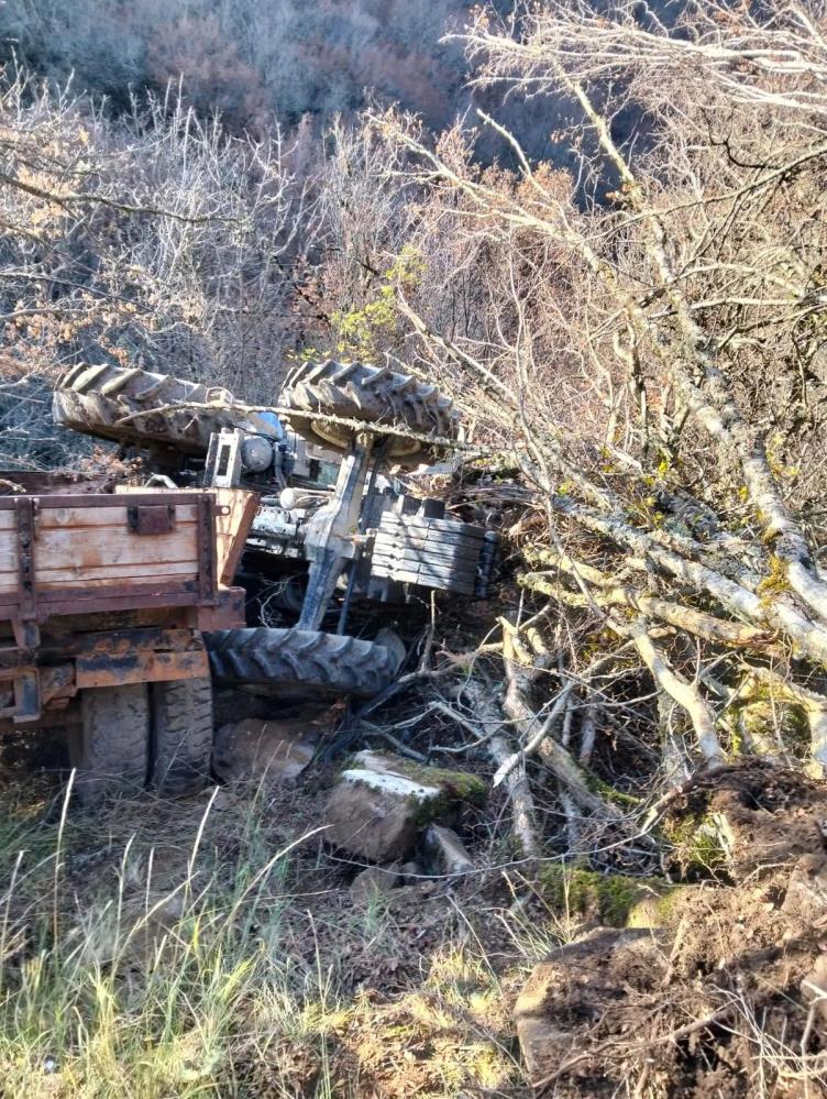 Sinop'ta traktör dereye devrildi