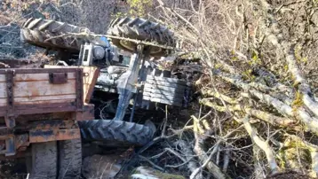 Sinop&#x27;ta traktör dereye devrildi