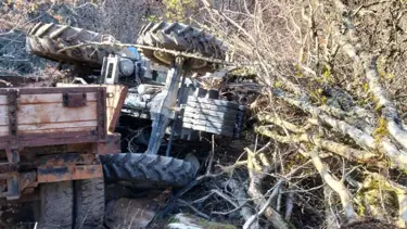 Sinop'ta traktör dereye devrildi