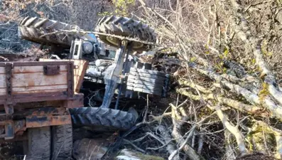 Sinop'ta traktör dereye devrildi